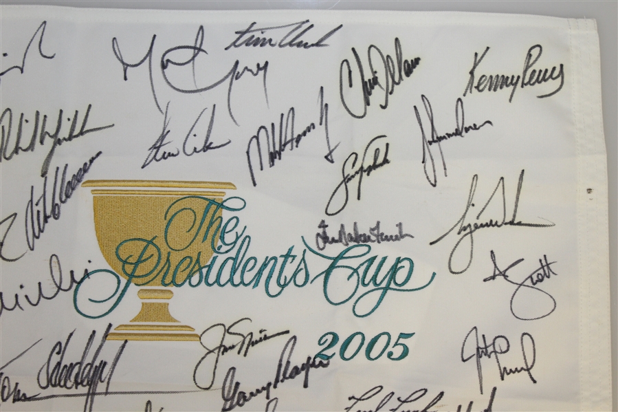2005 President's Cup Flag Signed by Both Teams - Woods, Nicklaus, Mickelson, others JSA ALOA