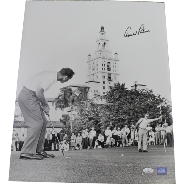 Arnold Palmer Signed 16x20 B&W Photo Putting to Tended Flagstick JSA #CC08014