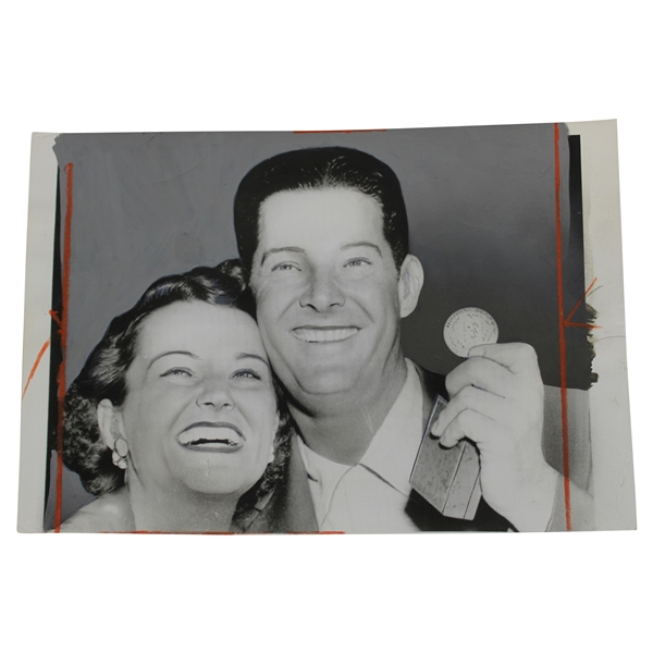 1955 Cary Middlecoff With Wife & Masters Champions Medal UPI Wire Photograph 