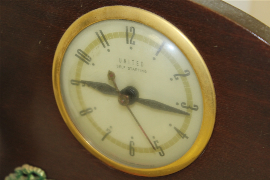 Vintage United 'Clubhouse' Golfer Putting with Caddy Golf Clock