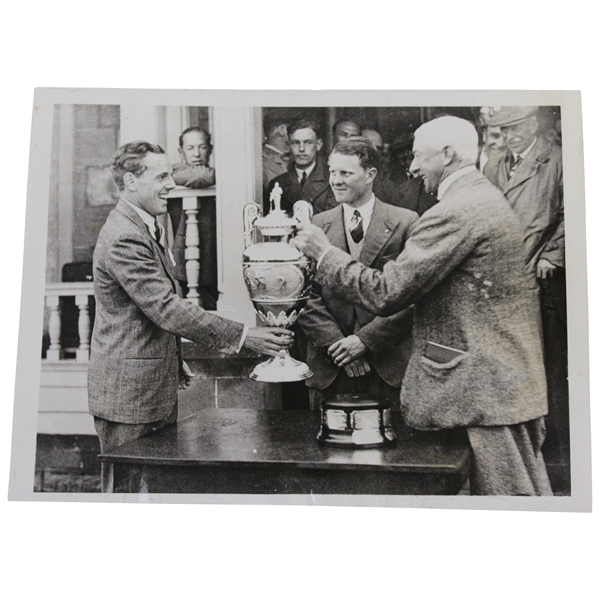 J. De Forest 6/5/1932 British Amateur Golfing Champion Press Photo Receiving Trophy