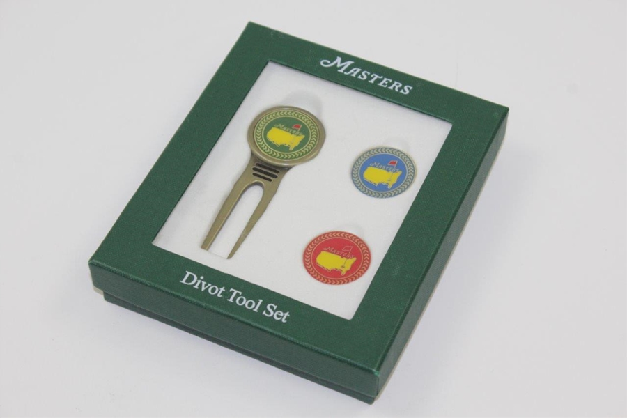 Undated Masters Green Divot Tool with Blue/Red Ballmarkers Set in in Original Box