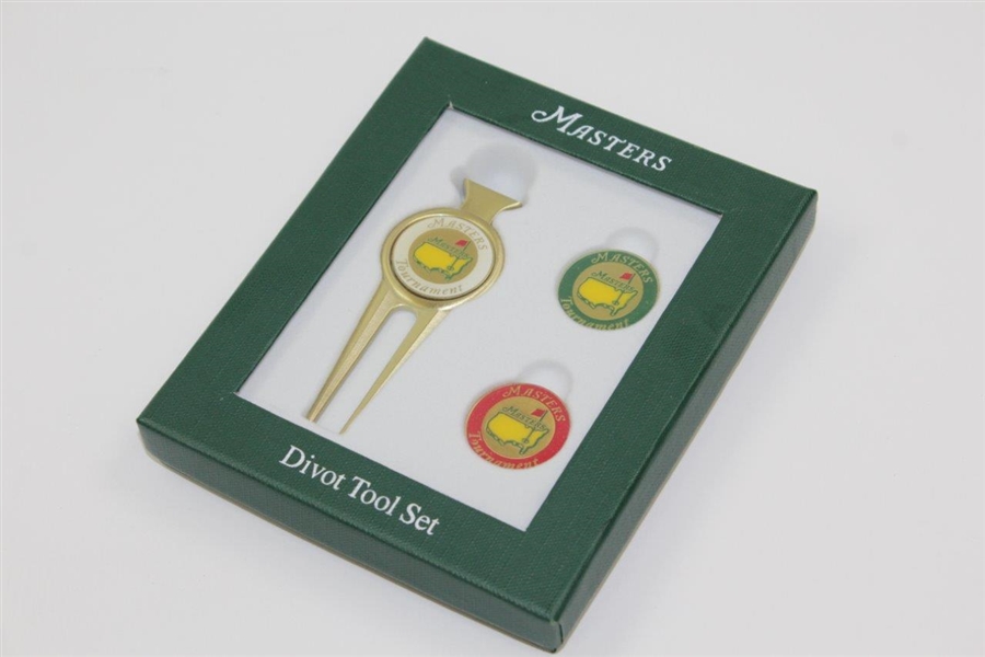 Undated Masters White Divot Tool with Green/Red Ballmarkers Set in in Original Box