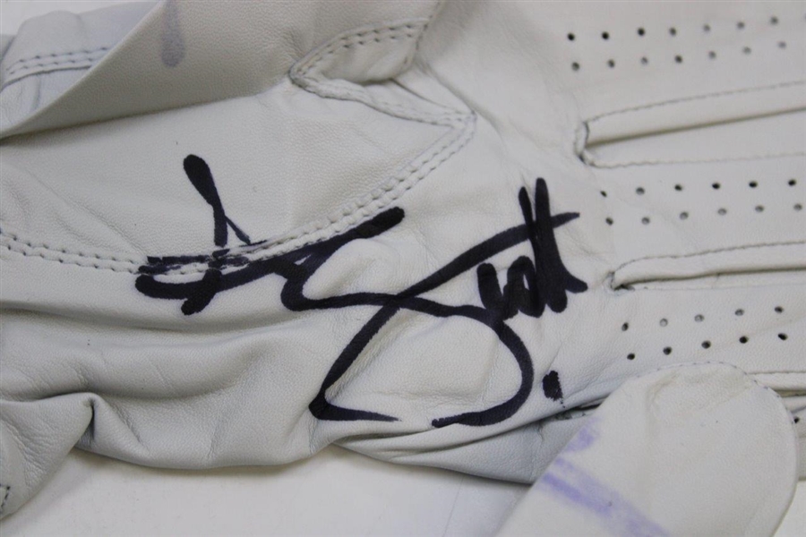 Spieth, Mickelson, Singh & Five (5) other Masters Champions Signed Golf Gloves JSA ALOA