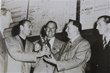 1947 Ryder Cup Acme Wire Photo Captain Ben Hogan Received The Cup