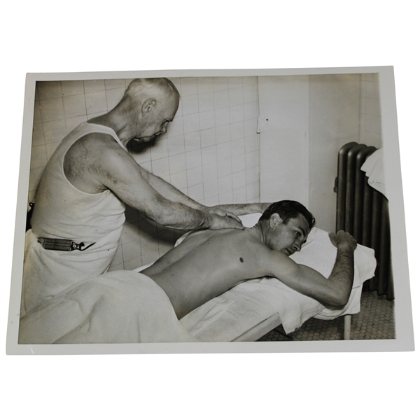 1940 Ben Hogan Leads Golf Tournament Despite Hurt Back Great Photo