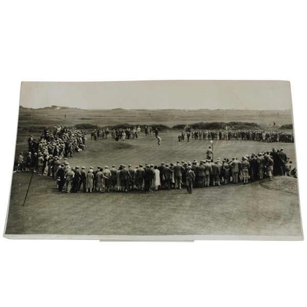 Joe Kirkwood Putting Before A Big Gallery On The 2nd Green Open Championship at St. Andrews Wire Photo